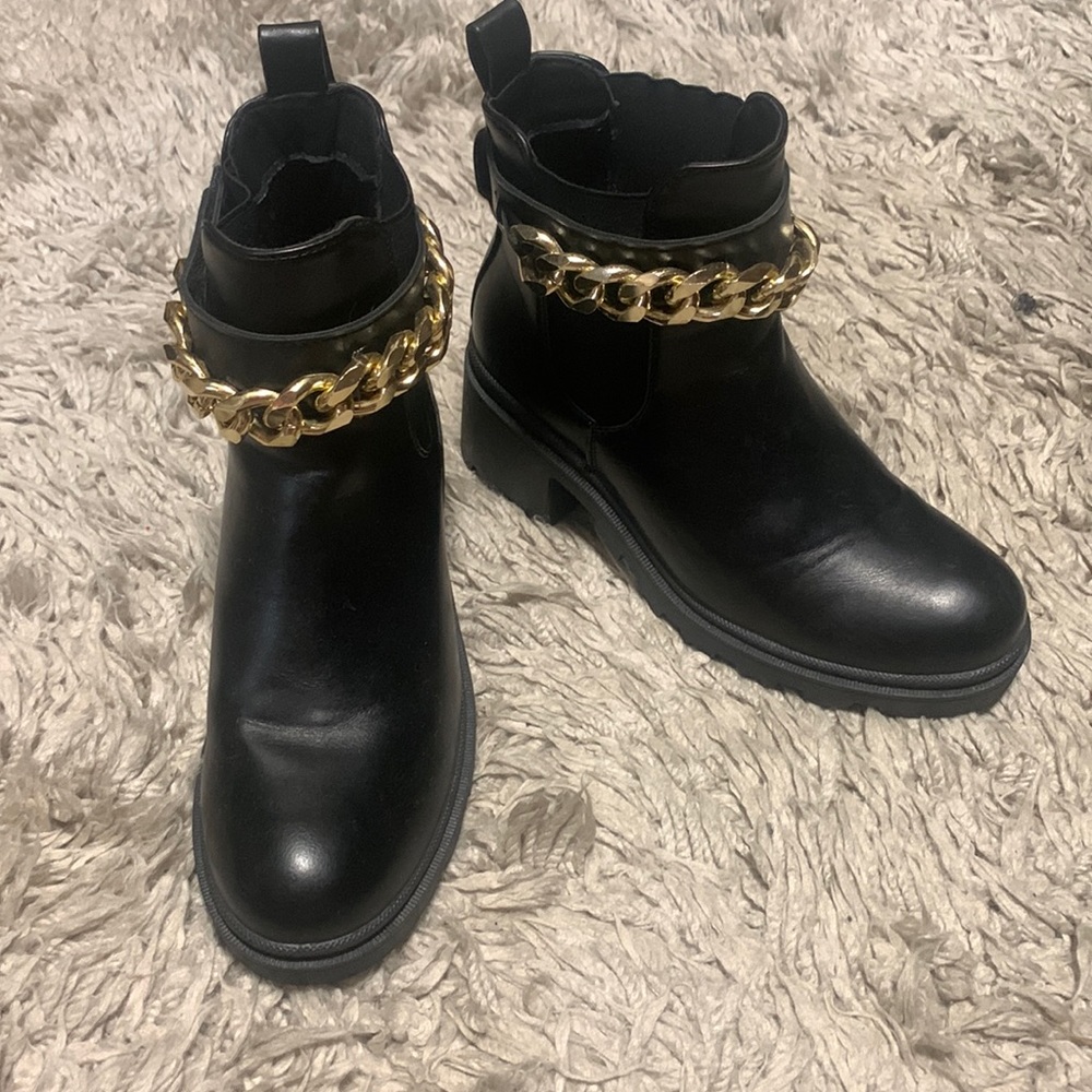 Black chain Chelsea boot 7.5